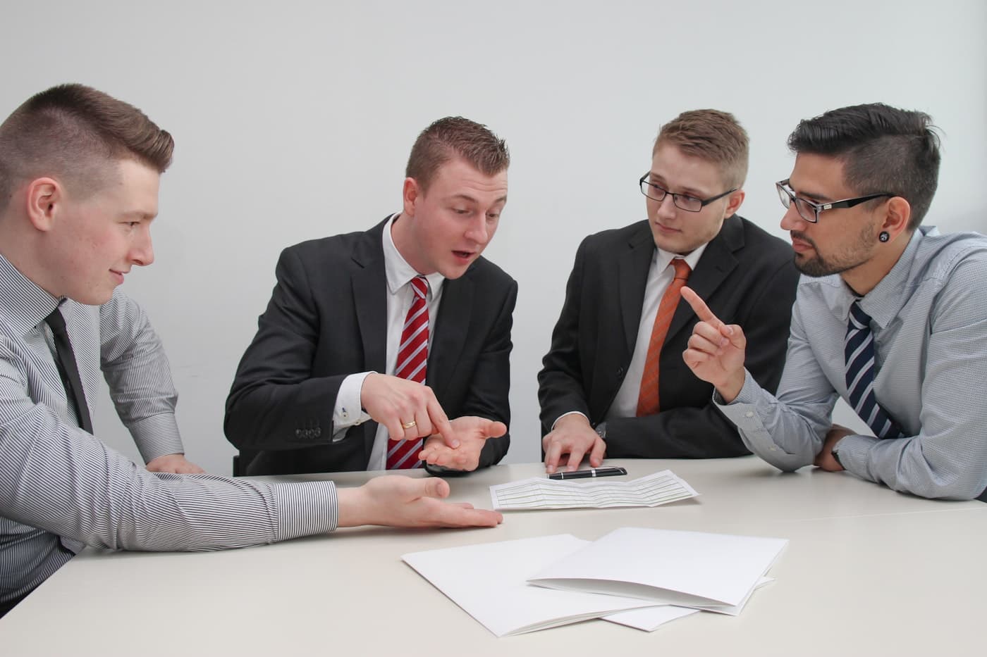 Quatre professionnels échangent autour d'un document