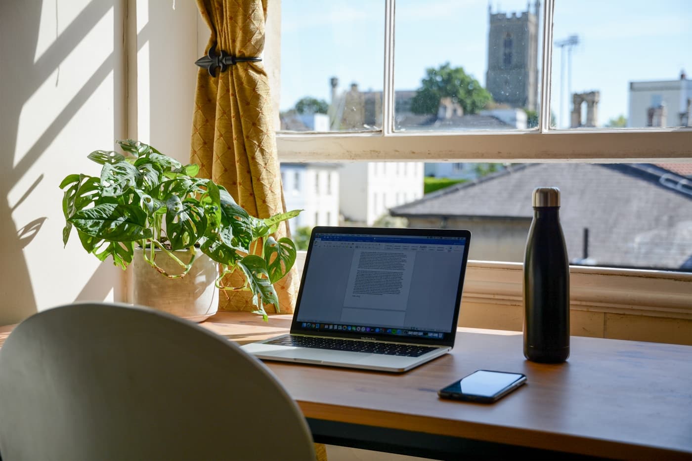 Espace de travail lumineux d'un professionnel indépendant