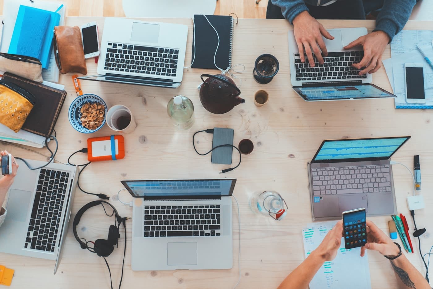 Plusieurs postes de travail réunis autour d'une même table
