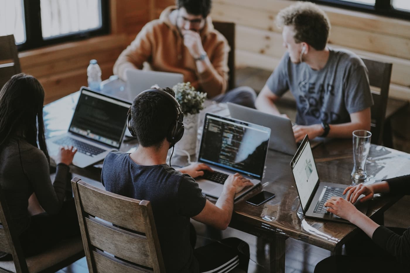Une équipe collabore sur plusieurs ordinateurs