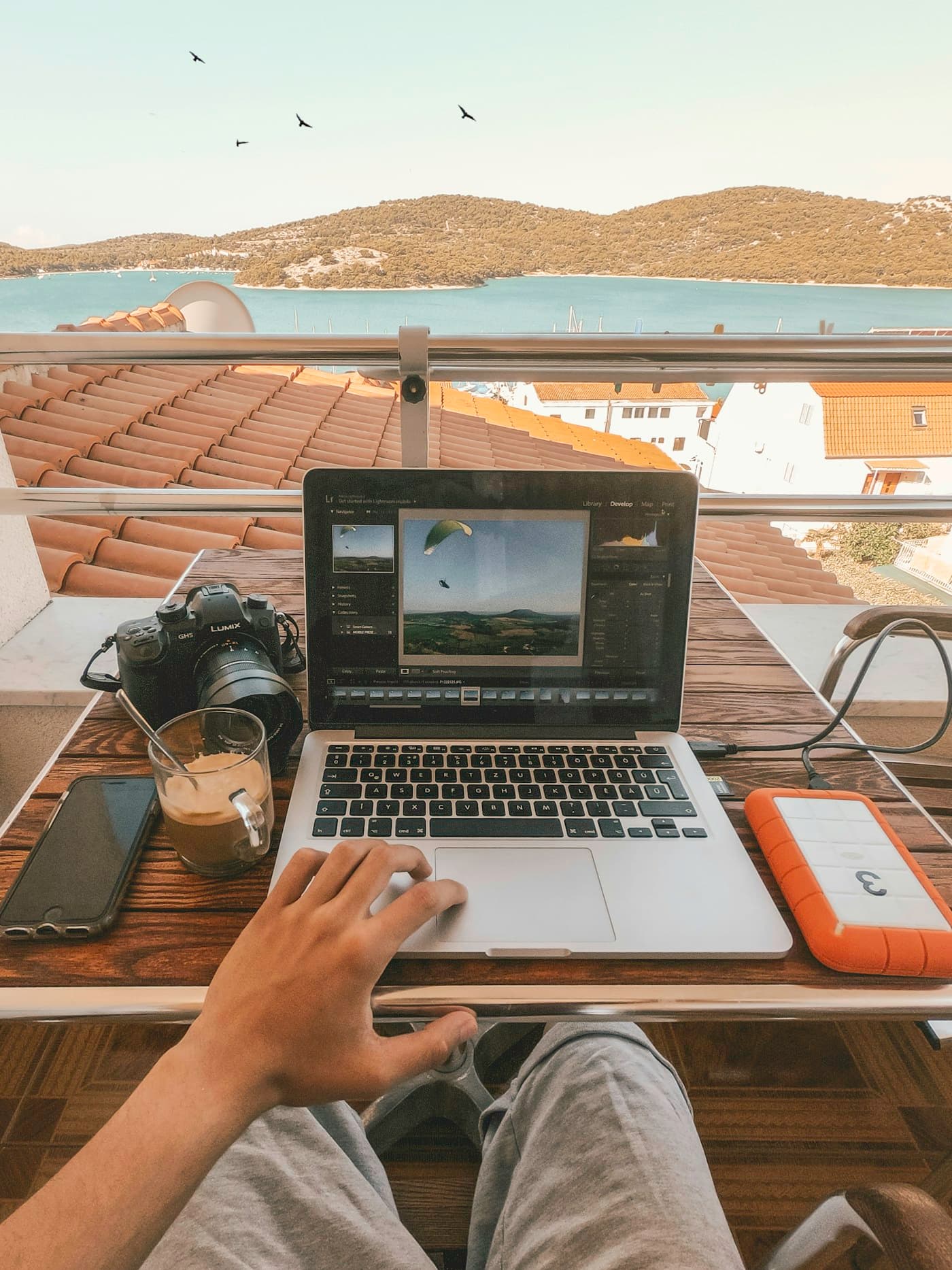 Un créateur retouche ses images sur un ordinateur portable