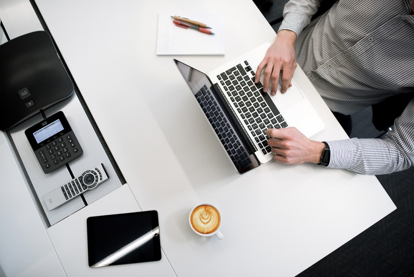 Un professionnel utilise ses outils de travail numériques