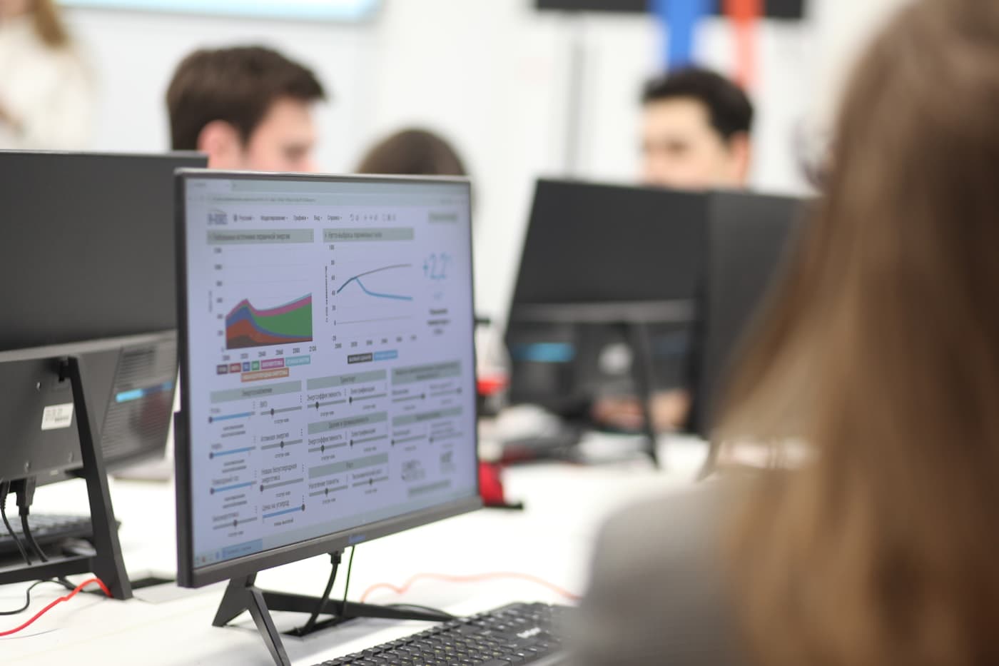 Une équipe travaille devant un tableau de données